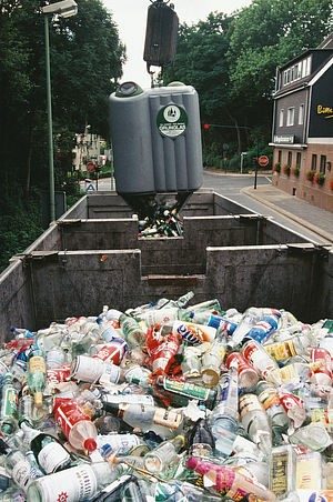 Altglascontainer wird per Kran in Sammelbehälter mit Flaschen entleert